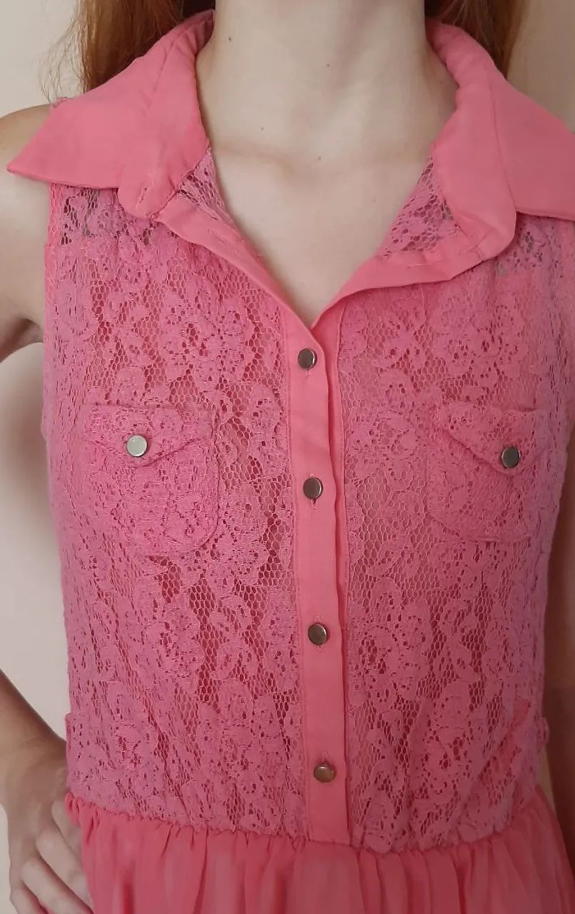 Vestido rosa com detalhes em renda