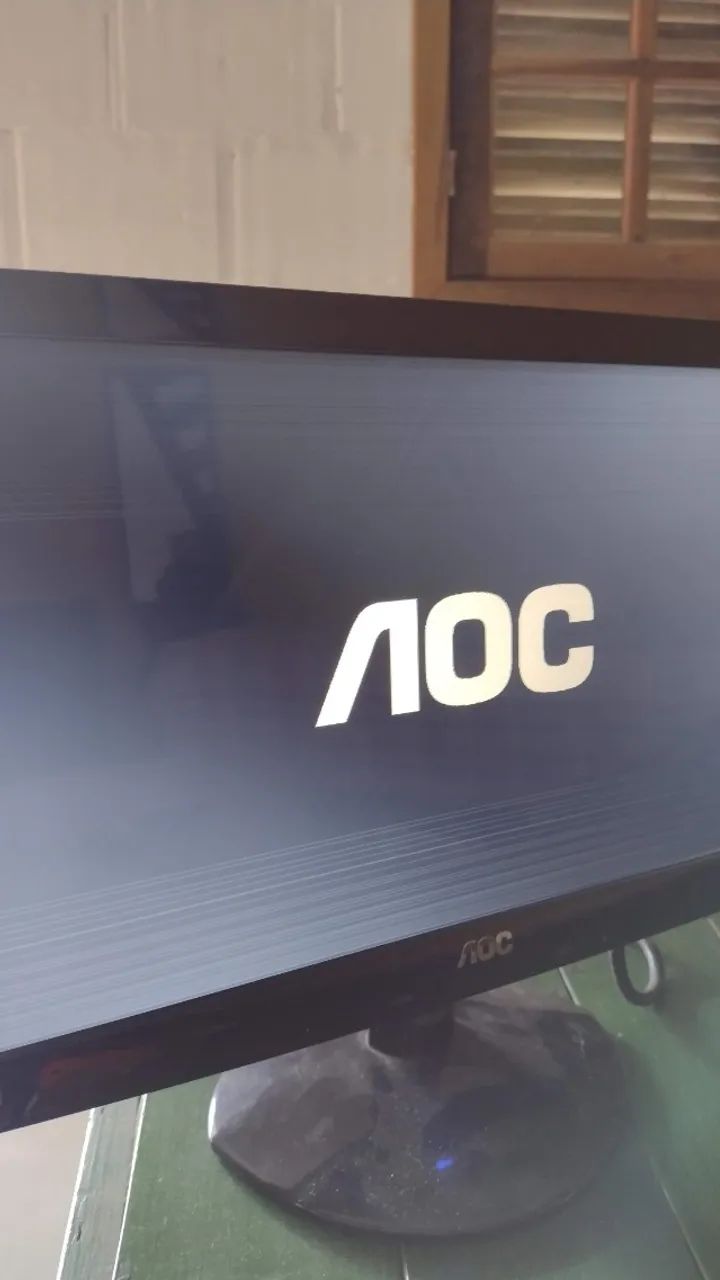 Monitor AOC 15 polegadas com riscos na tela