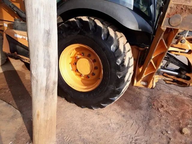 Retroescavadeira Case 580N 4x4 Cabinada 2015 - Foto 4