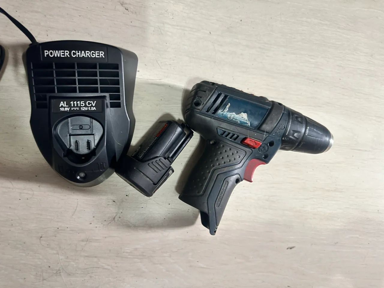 Parafusadeira Bosch 1 bateria + carregador bivolt usada 