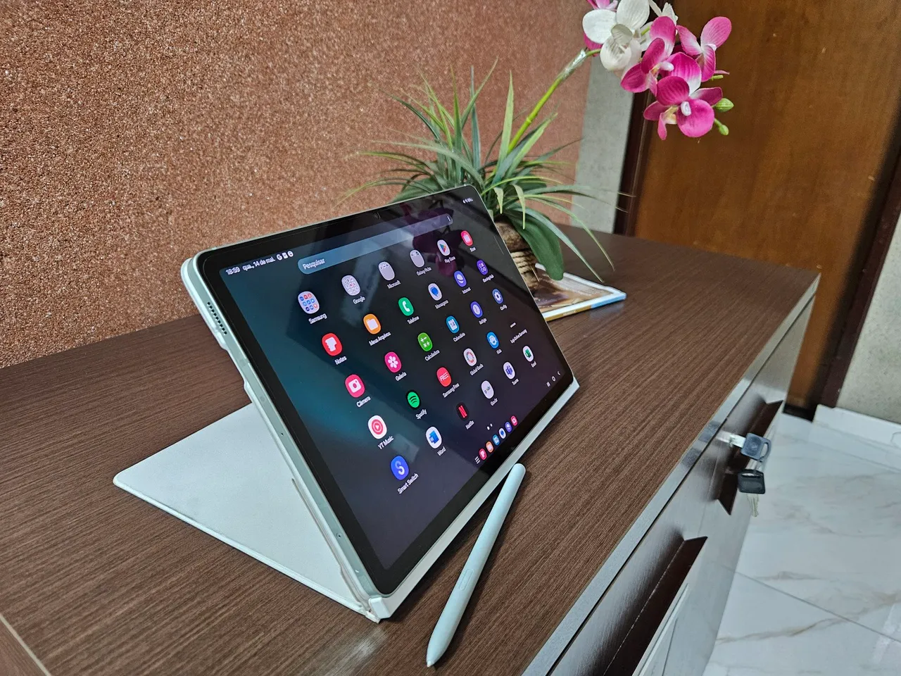 Tablet S9 FE 128GB com teclado sem fio, capa, caneta S Pen e acompanha carregador.