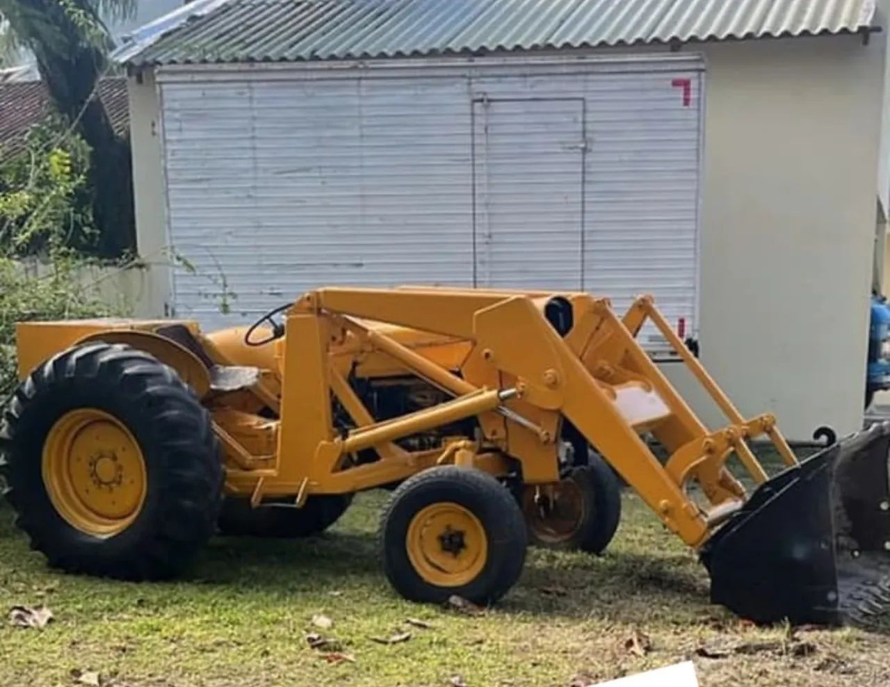 Trator Ford com pá carregadeira. Pronta para trabalhar!  - Foto 2