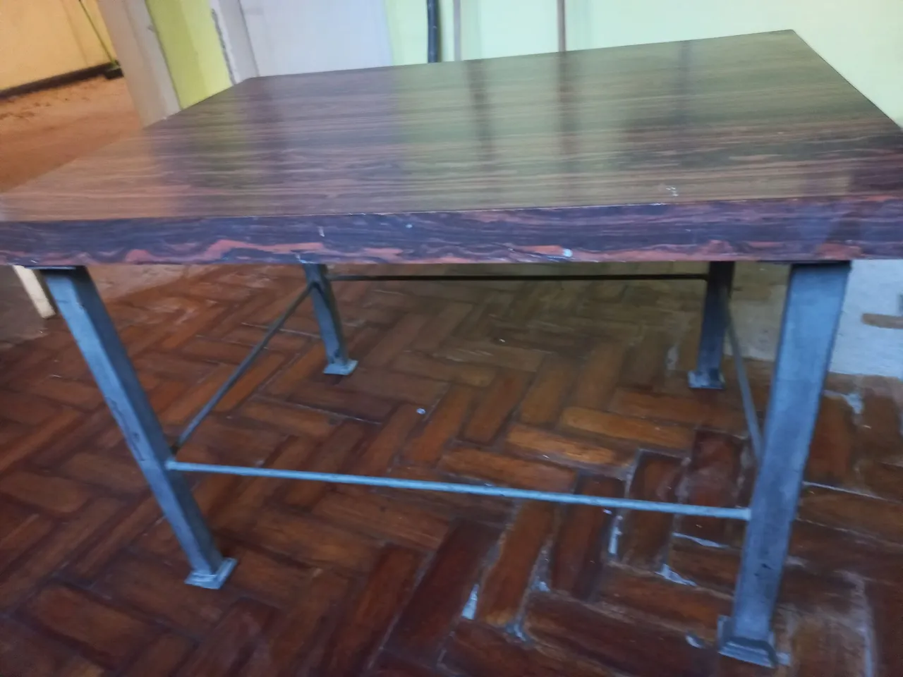 Mesa de madeira com estrutura de ferro