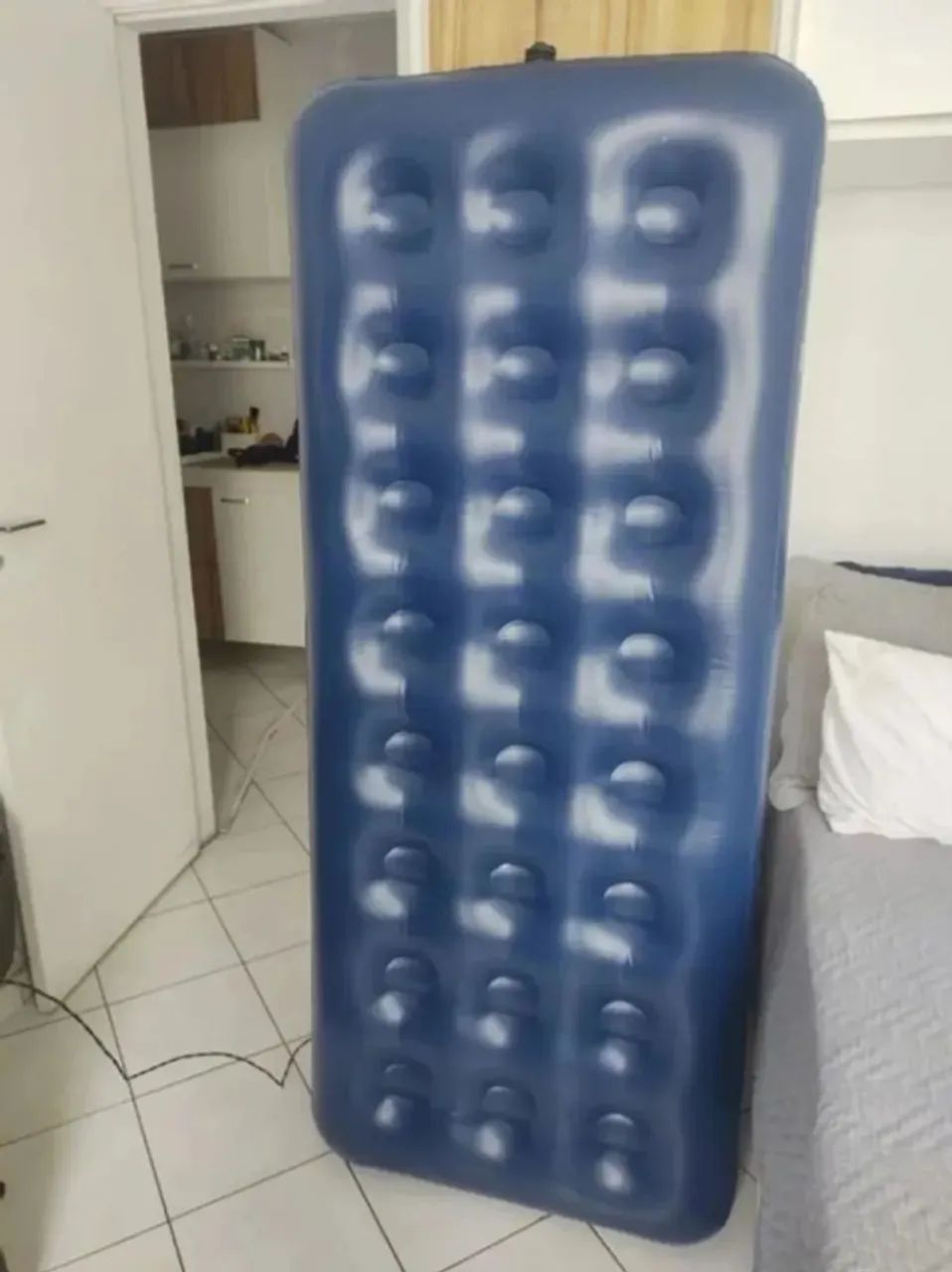 02 - Colchão Inflável até 150kg Solteiro Camping Praia + Bomba de Ar Manual Bestway - Foto 3