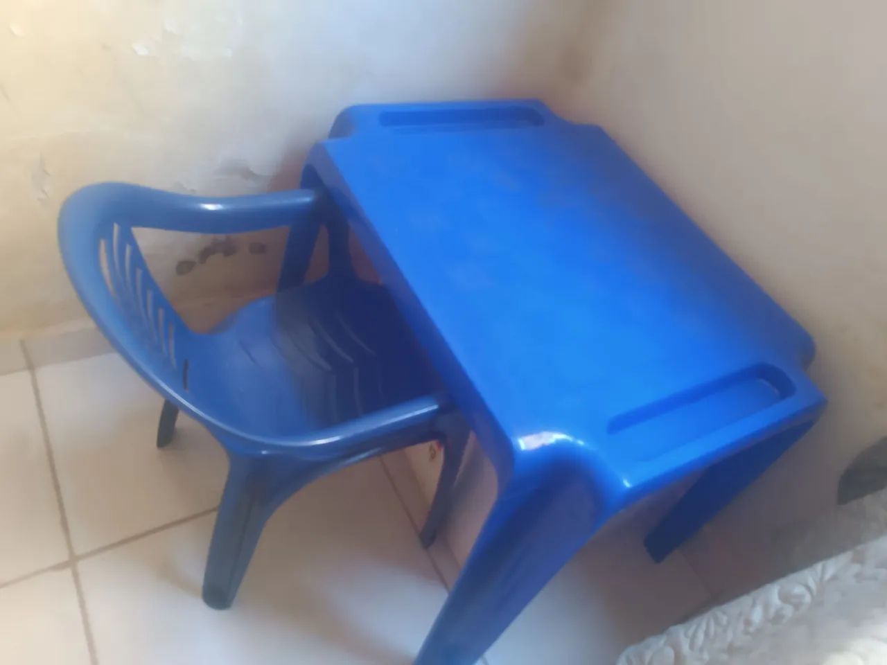 Mesa infantil de plástico (com cadeira)