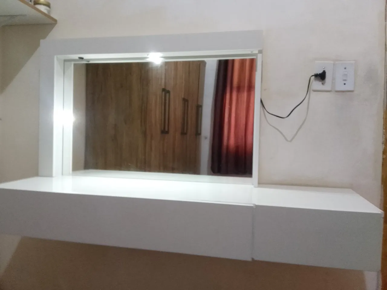 Penteadeira moderna com espelho e design elegante