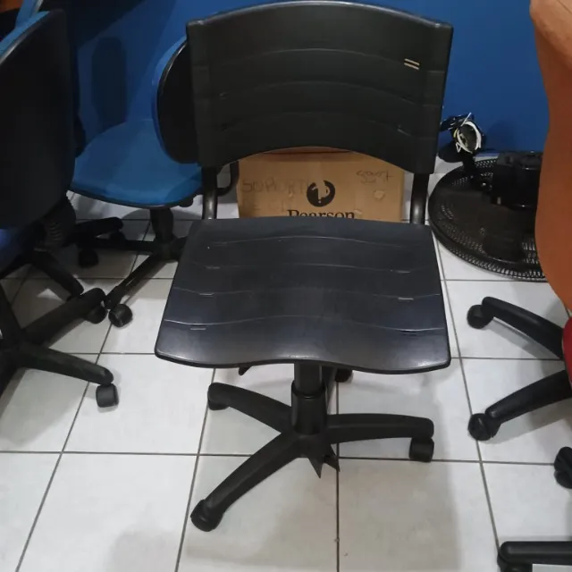 Cadeira de rodinhas secretaria a gás assento em plastico - precisa arrumar rodinha