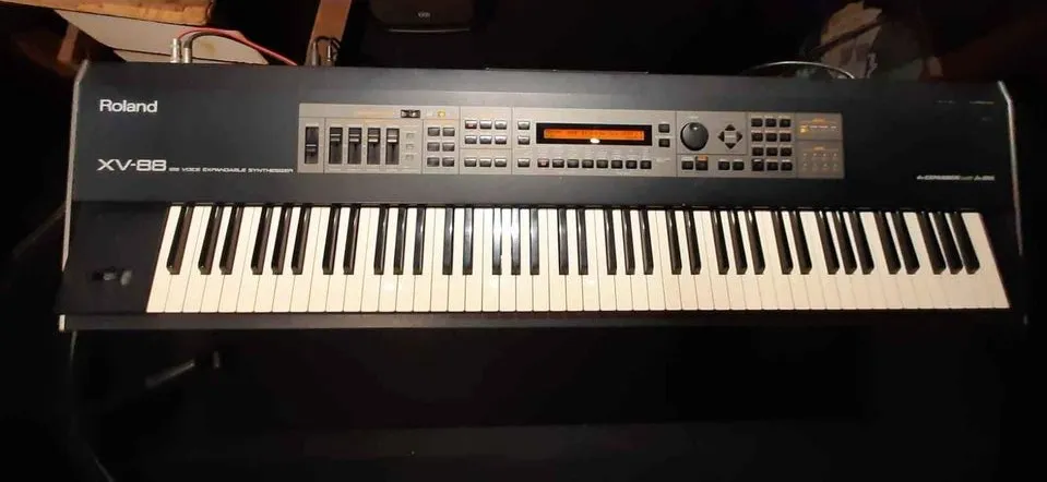 Teclado Roland XV 88 Sintetizador vintage 128 Voice