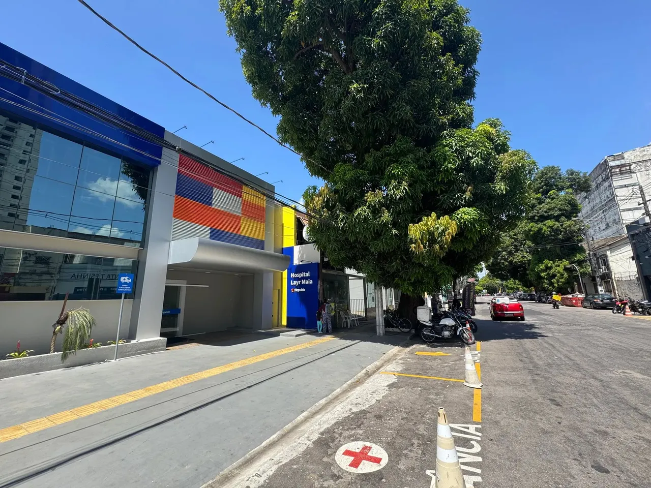 Dois pontos comercias, um alto e outro baixo, na Alcindo cacela do lado do hipostila Layr
