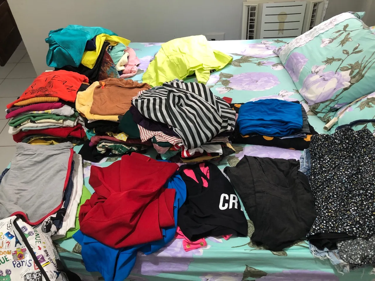106 PEÇAS DE ROUPAS VARIADAS R$160,00 no