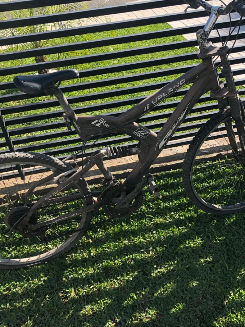 Bicicleta com quadro interessante para reforma ou peças