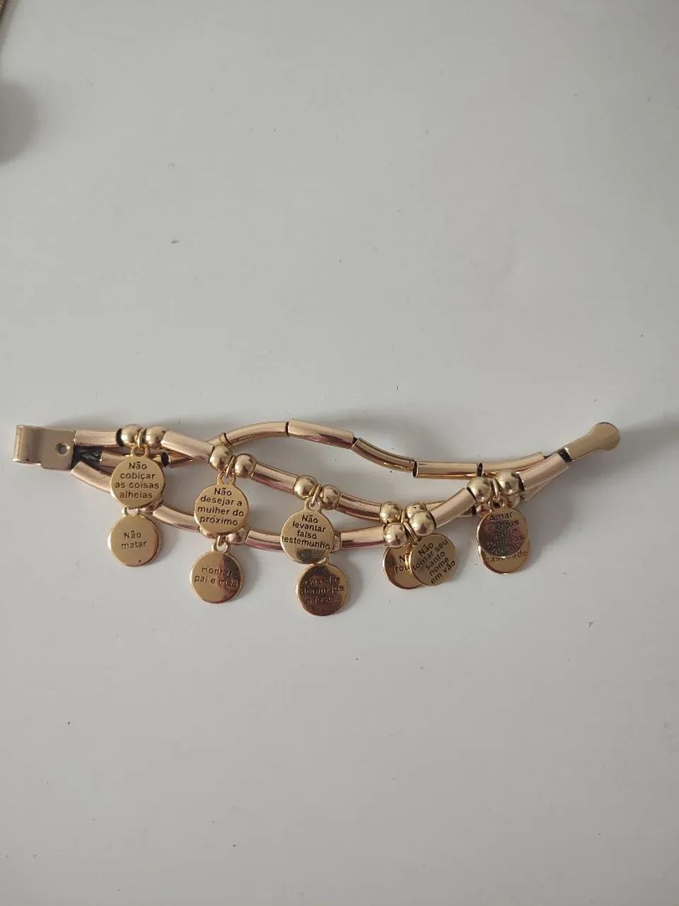 Pulseira Dourada com Pingentes Religiosos - Foto 3