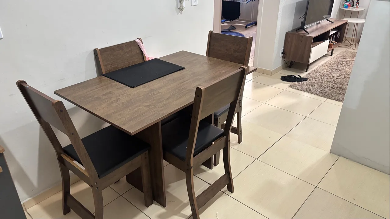 Mesa com 4 cadeira