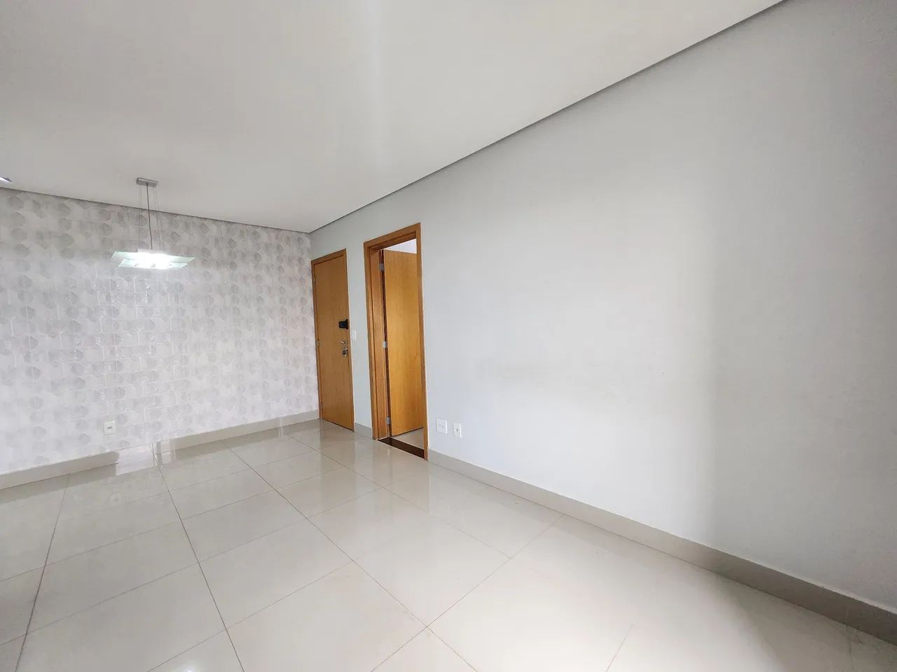 02 QUARTOS COM SUÍTE, PORCELANATO, ARMÁRIOS PLANEJADOS, ANDAR ALTO E NASCENTE. - Foto 5