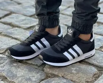 Tênis Adidas Originals Retrô - Novo e Estiloso!