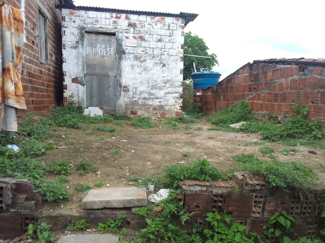 Casa com área para construir