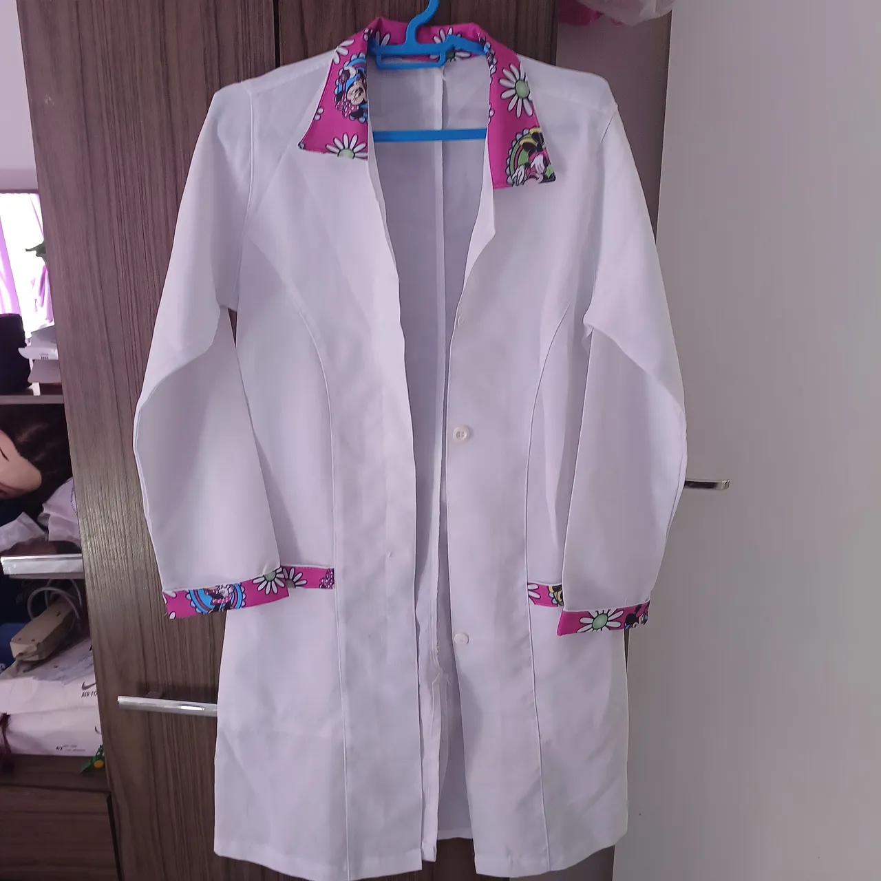 Jaleco branco com detalhes florais da minnie