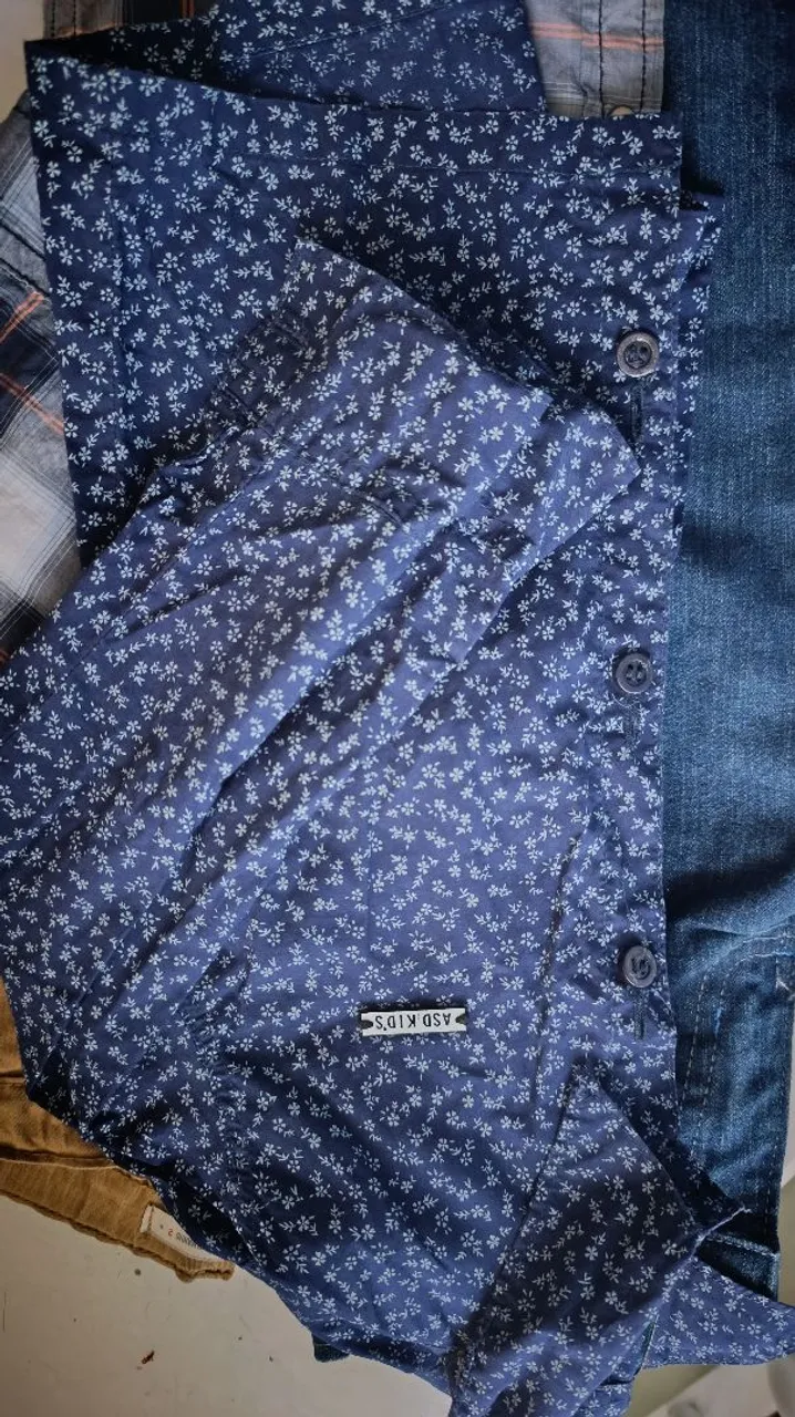 Calça, camisa e tênis e bota