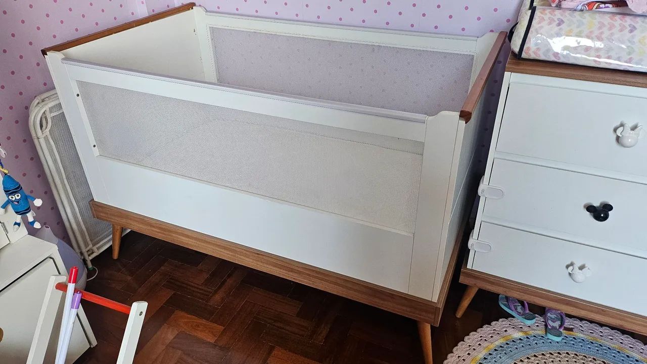 Berço 2 em 1 com tela Canção de Ninar