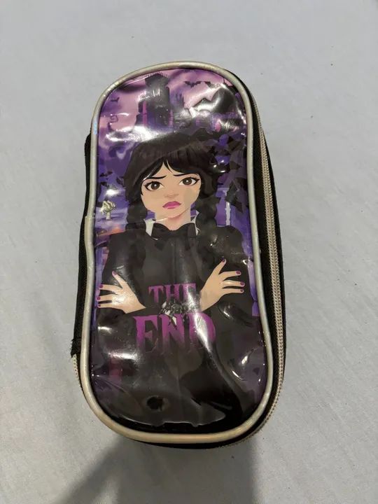 Mochila e estojo da Wandinha Addams - Foto 6