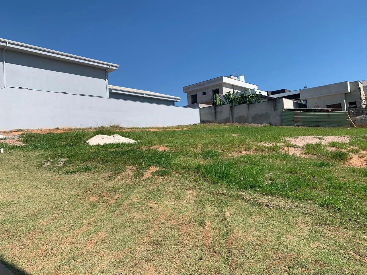 Vende lindo terreno em condomínio fechado