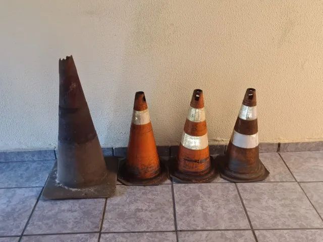 4 Cones plásticos para sinalização de estacionamento, usados, sujos de uso - Foto 3