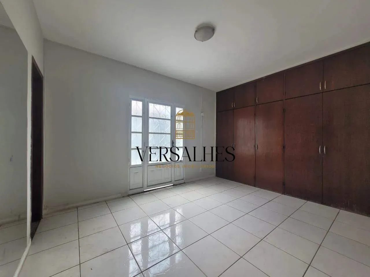 Casa para locação com 4 quartos, 2 banheiros, 300m², no bairro Planalto, com 2 vagas de ga