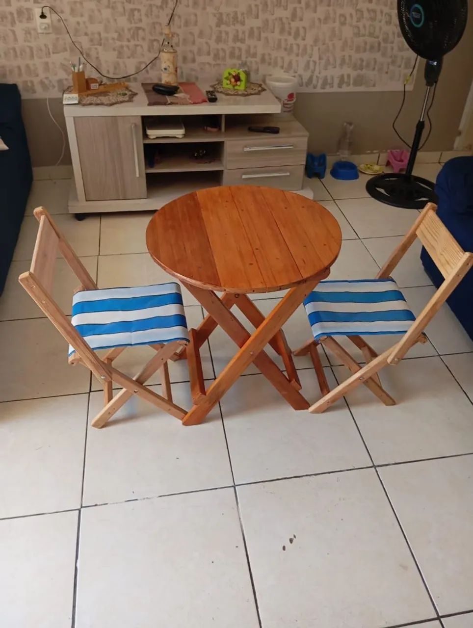 Conjunto de Mesa e Cadeiras de Madeira