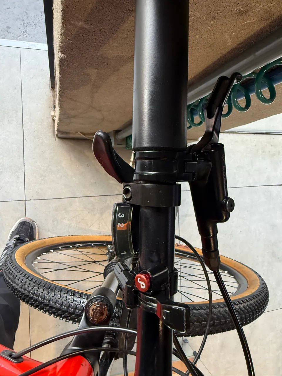 Bicicleta aro 29, 21 marchas, quadro de alumínio e freio hidráulico - Foto 4
