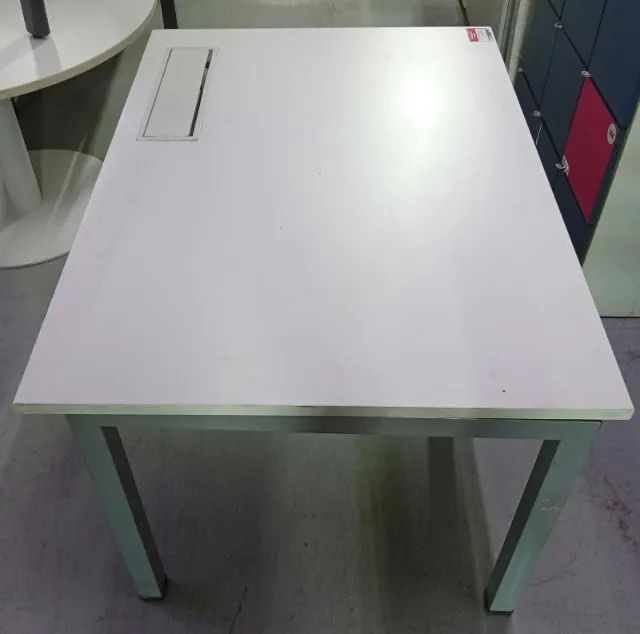 Mesa Para Escritório Branca Com Pés de Ferro - Foto 4