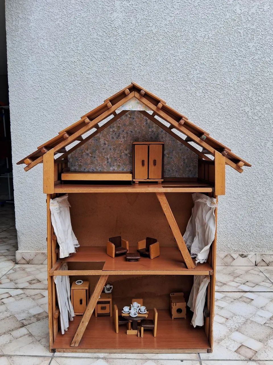 Casinha de boneca de madeira