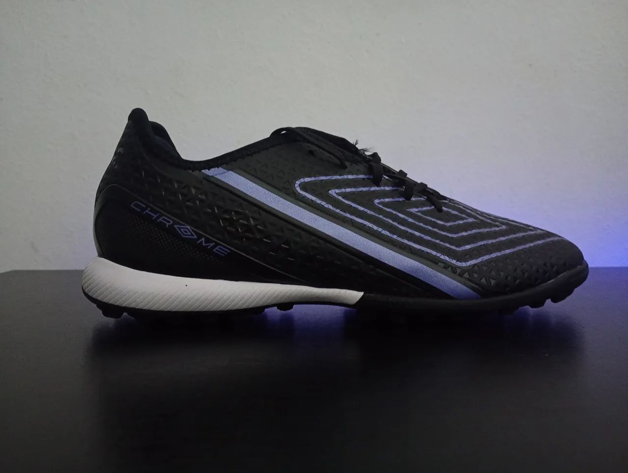 Chuteira Umbro Chrome Society-39(nunca usada)