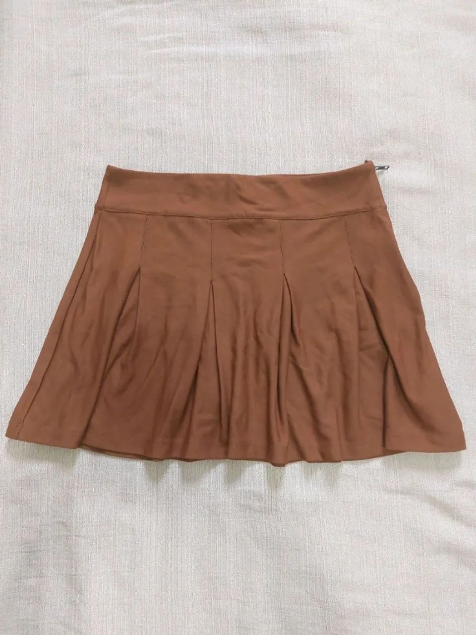 saia colegial marrom com pregas