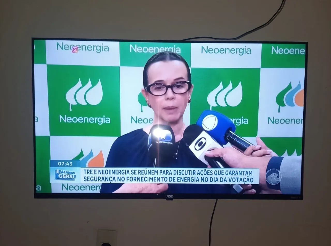 Uma smart tv de 43 polegadas seme nova venha conferir  - Foto 3