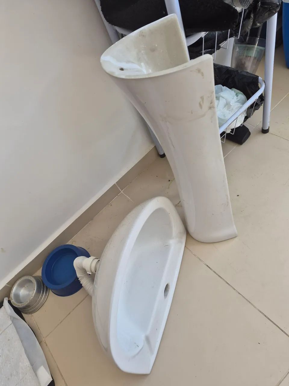 Bathroom sink441139922668759041