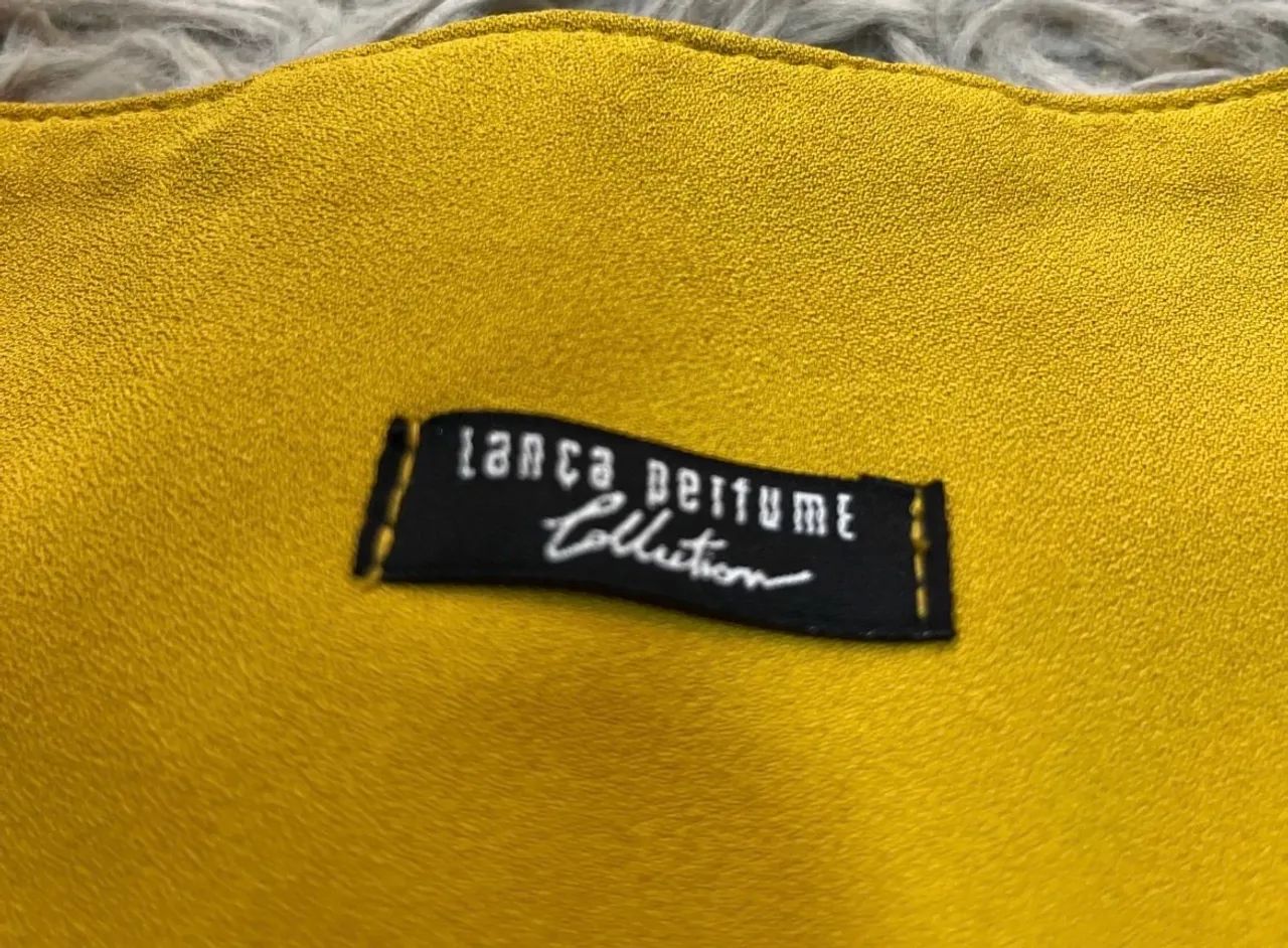 Shorts curto cor mostarda - Lança Perfume 