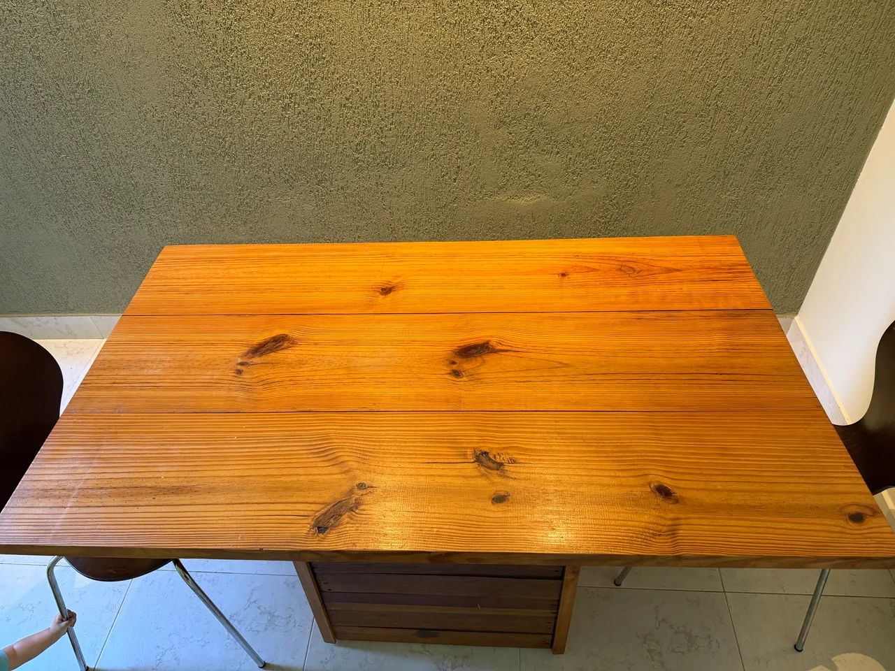 MESA DE MADEIRA MACIÇA COM 3 CADEIRAS - Foto 4