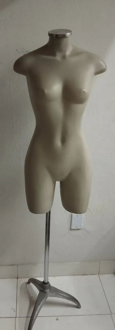 Manequim Feminino Fibra e base cromada longa 