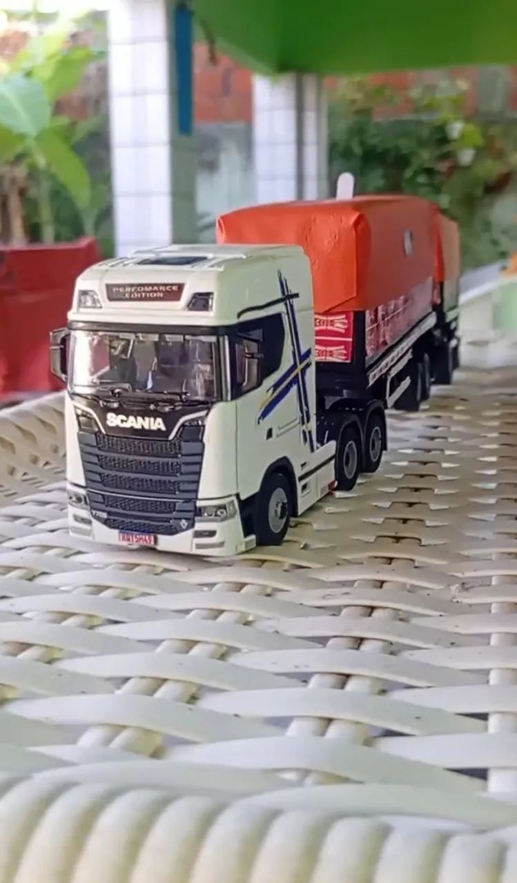 Miniatura de Carreta Graneleira 
