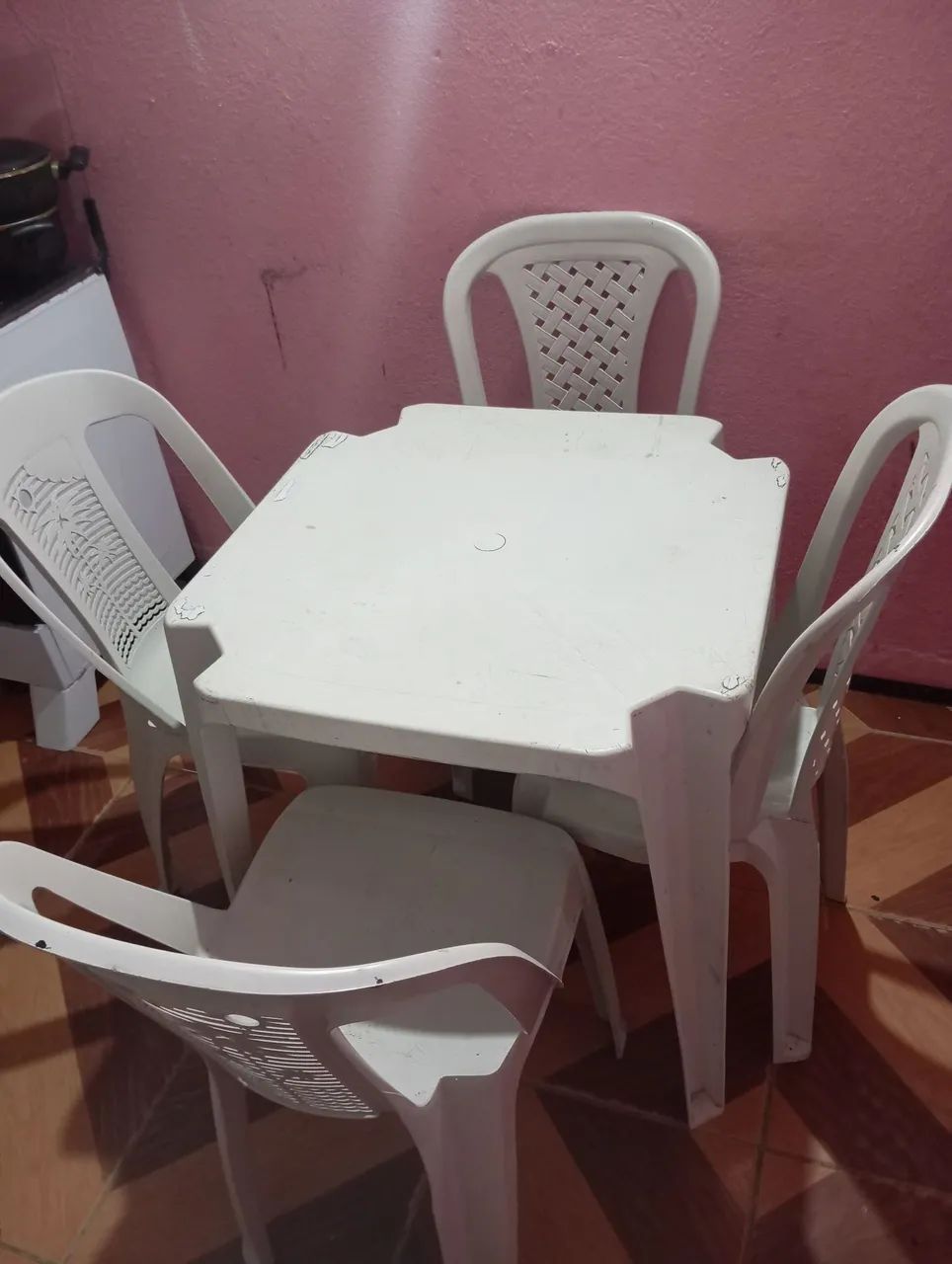 Mesa de plástico com 4 cadeiras  - Foto 2