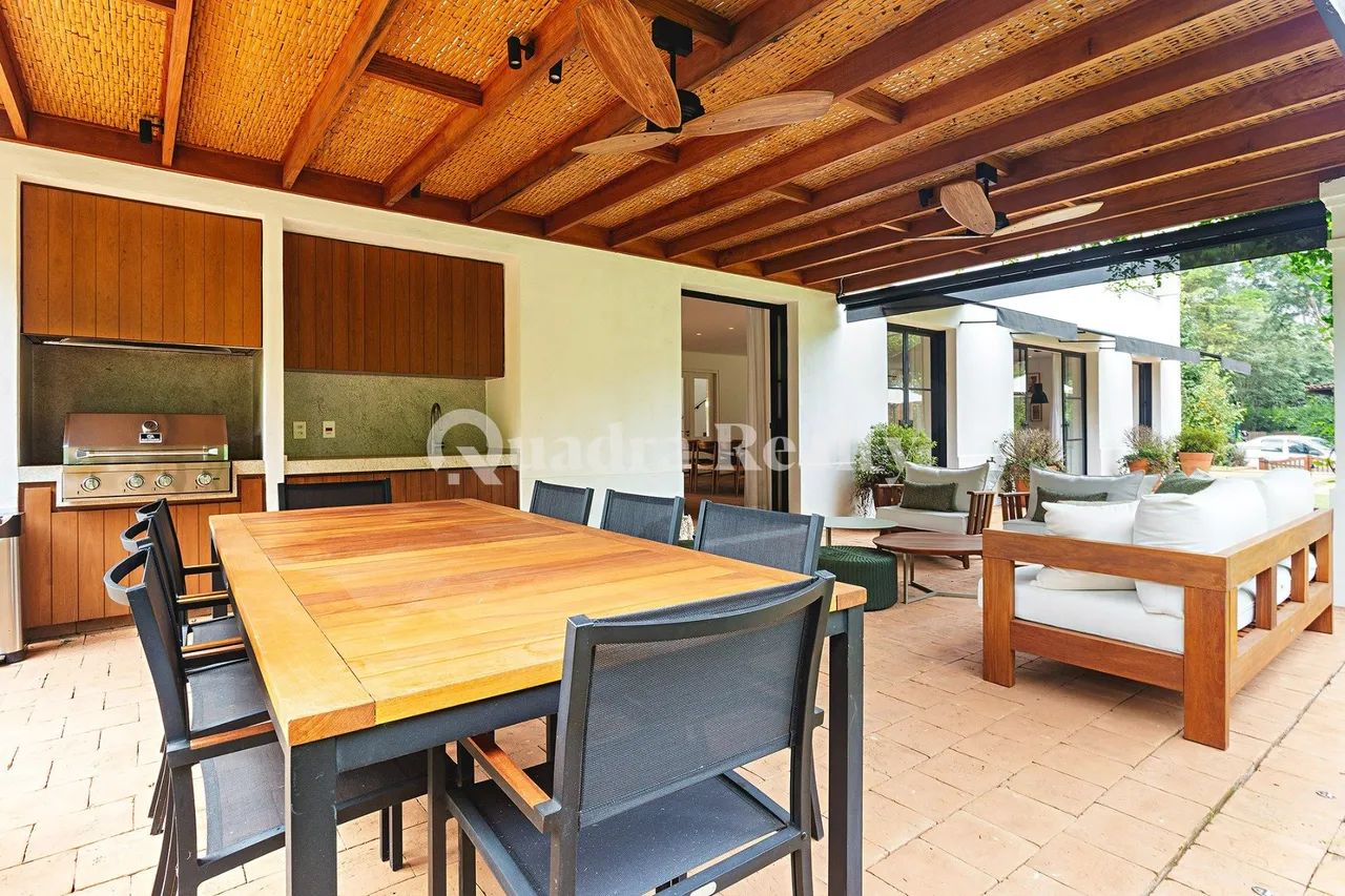 Casa com projeto integrado ao jardim no Haras Larissa