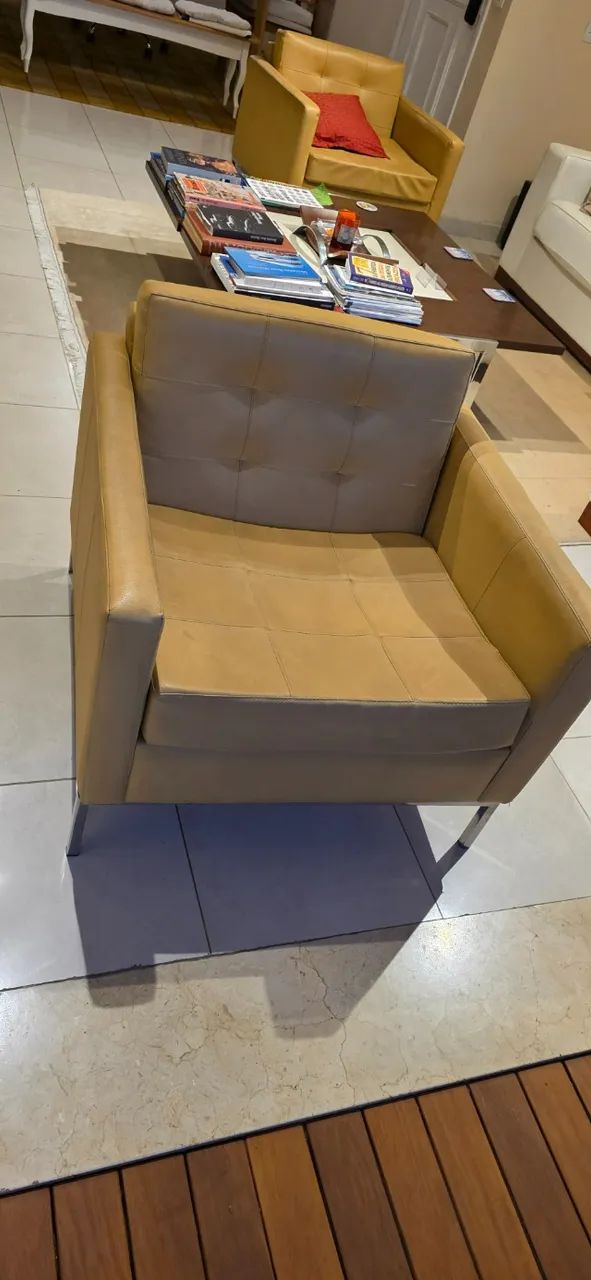Poltrona quadrada amarela para sala de estar  - Foto 3