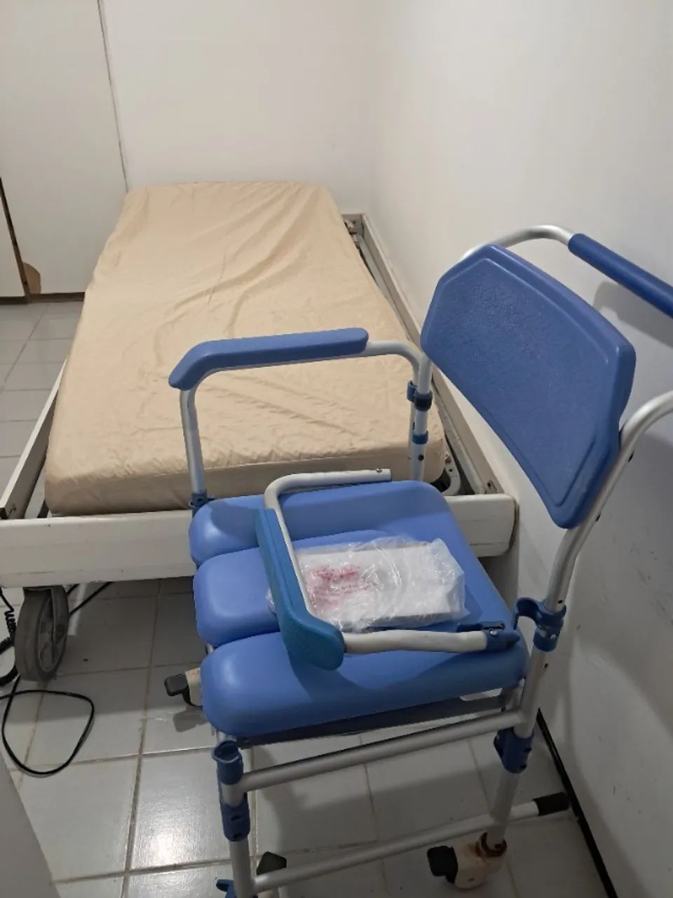 Cama  articulada eletrica com colchão  Ortobom e cadeira de banho Dellamed - Foto 4