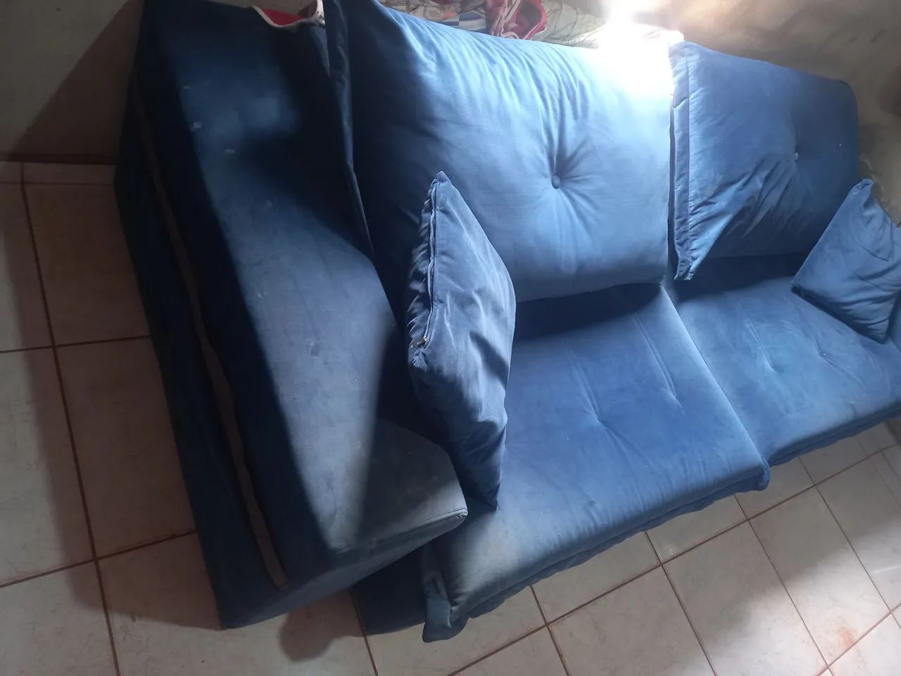 Sofá retrátil e reclinável de cor azul com detalhes de couro, com 2 metros - Foto 2