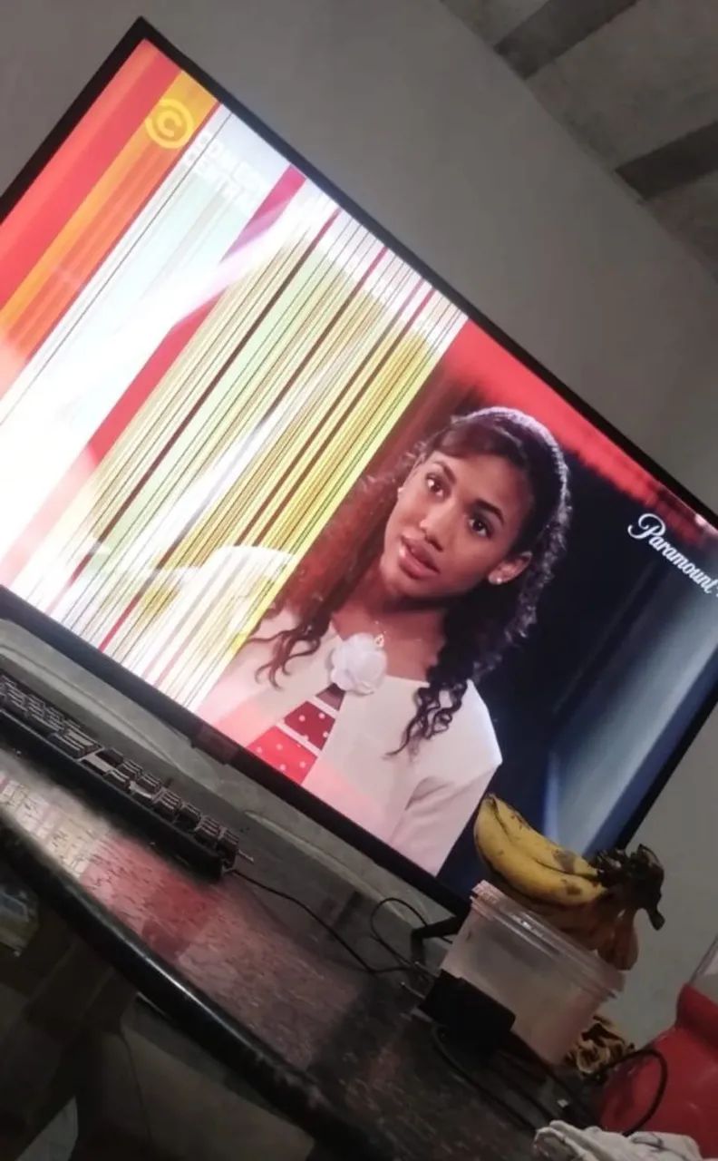Vendo essa tv com listras 
