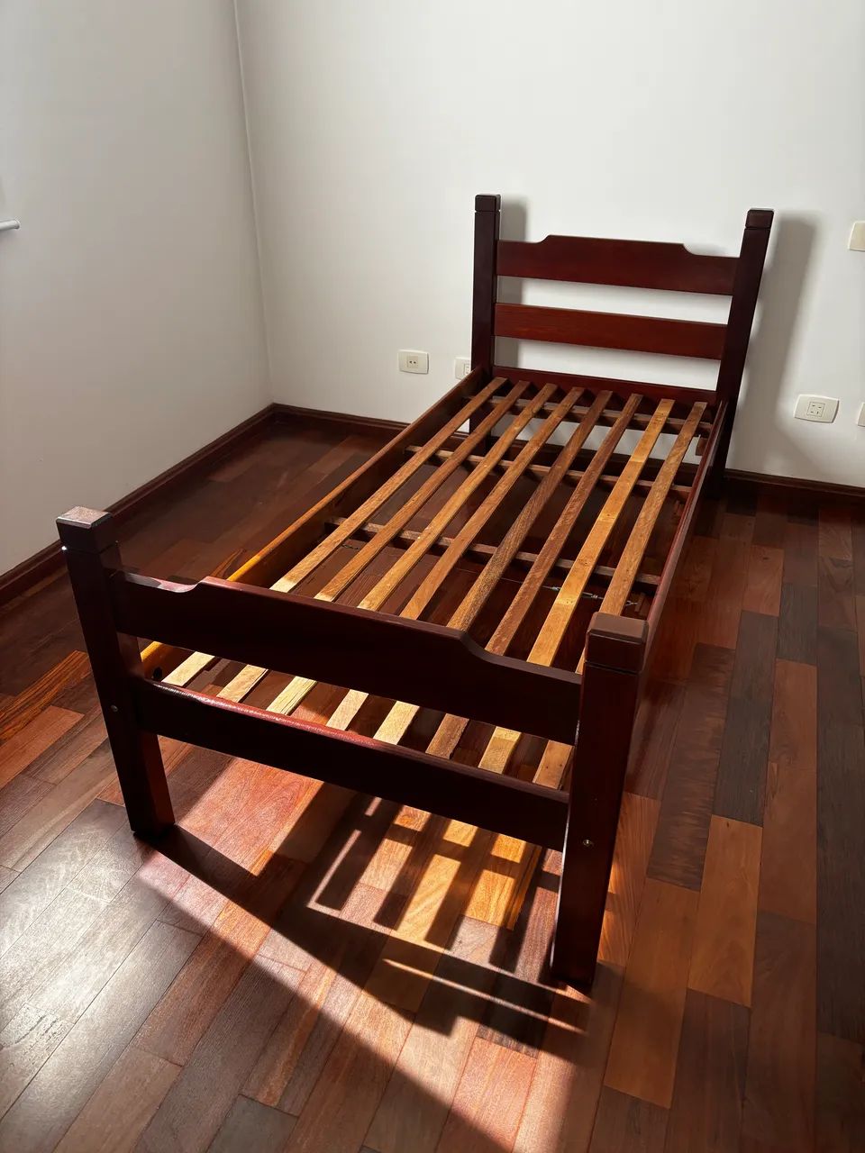 Cama de solteiro de madeira maciça