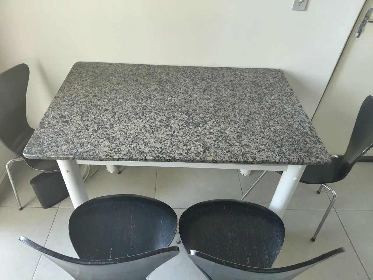 Mesa com 04 cadeiras
