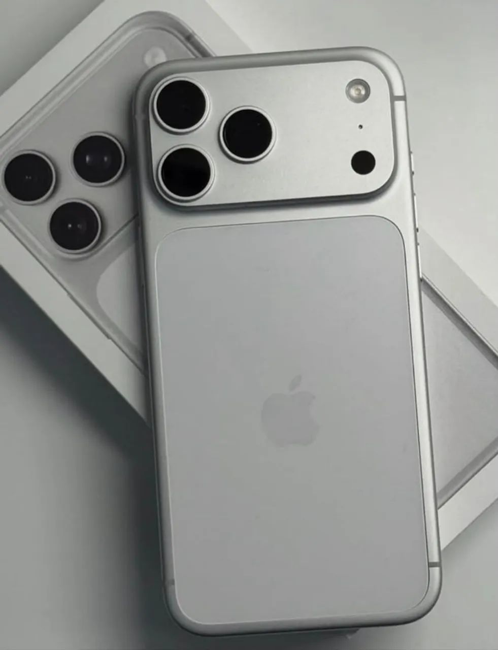 iPhone 17 Pro 256GB Prata com acabamento sofisticado e câmera de alto padrão