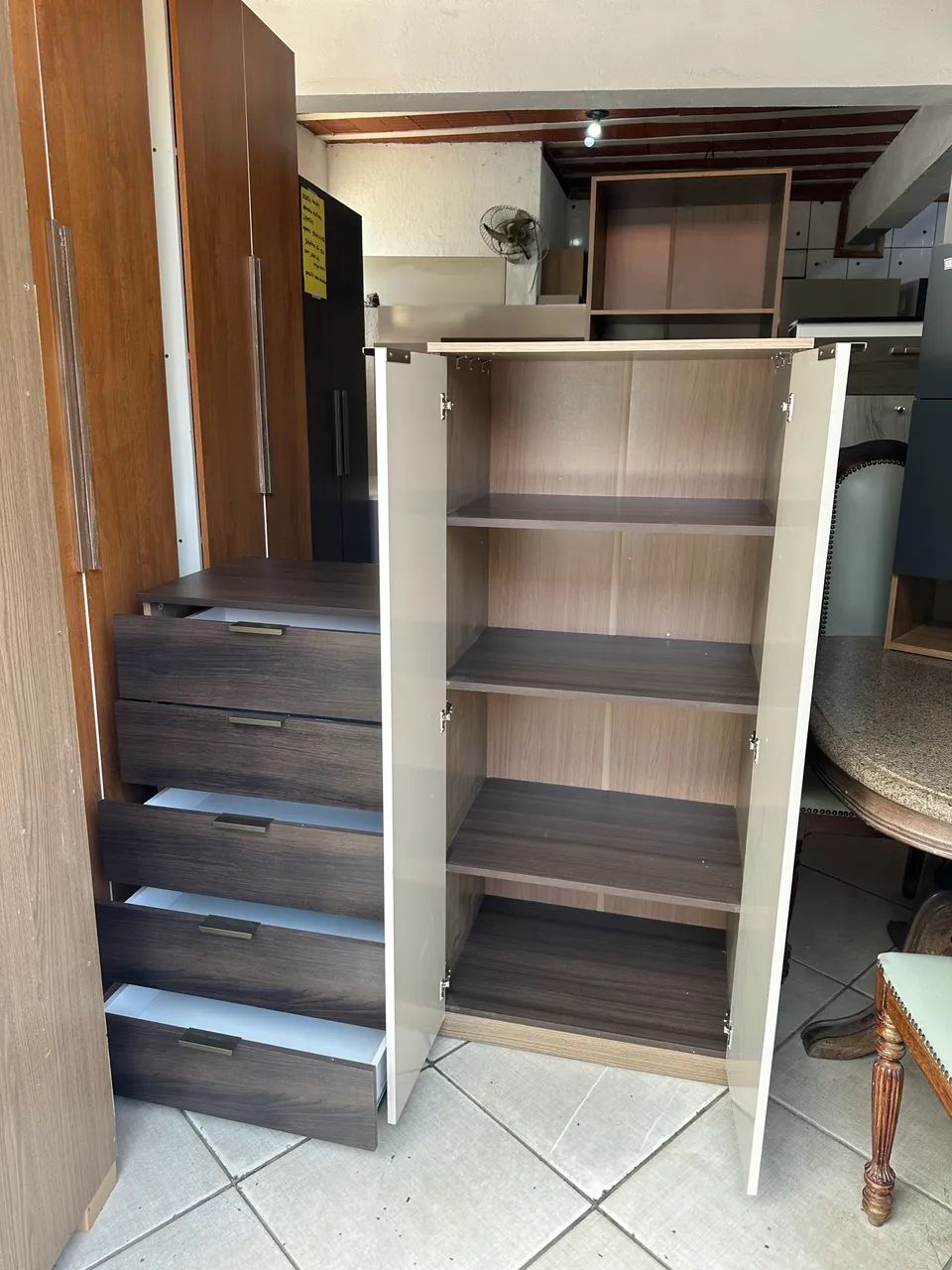 Cômoda com 5 gavetas 2 portas ao lado - Foto 2