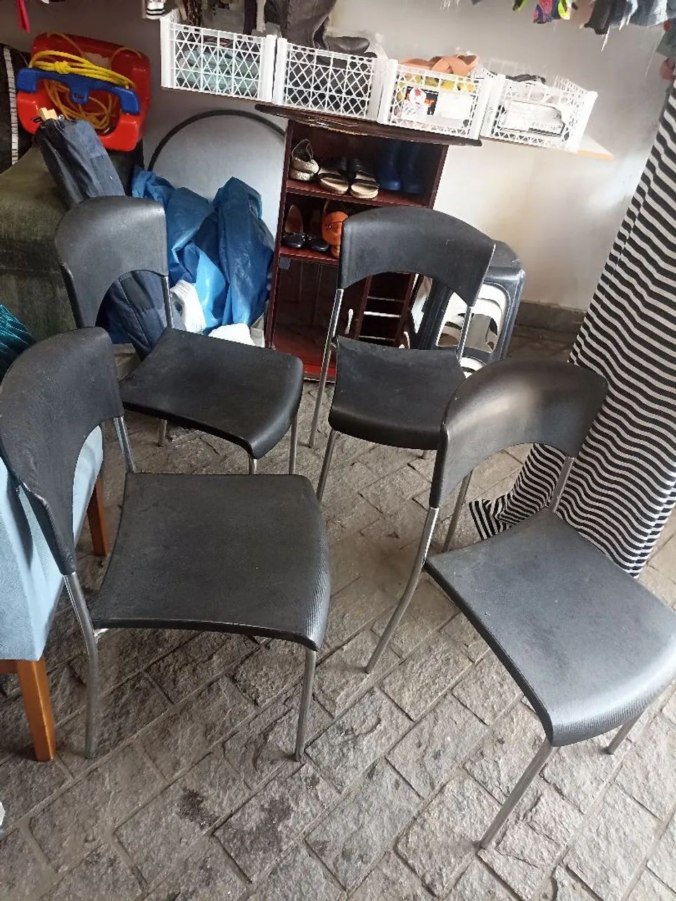 4 cadeira de plástico com metal - Foto 2